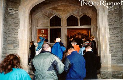 Casa Loma: Gente esperando a visitar la exposición
