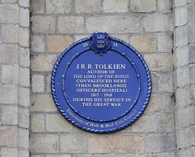 Placa conmemorativa de Tolkien en el Dennison Centre, Hull