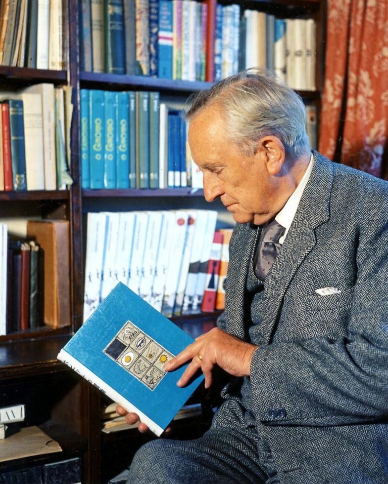 J.R.R. Tolkien leyendo: el profesor y su amor por los libros