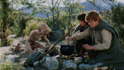 Sam, Frodo y Gollum cocinando