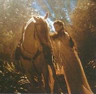 Arwen desmontando de Asfaloth