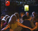 <a href='https://www.elfenomeno.com/info/ver/152/titulo/Sam'></a>Sam</a> y <a href='https://www.elfenomeno.com/info/ver/8636/titulo/Rosita'>Rosita</a> bailan en el centro de la multitud.