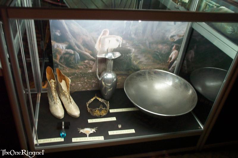 Zapatos, corona y accesorios varios de Galadriel