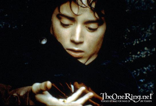 Frodo mirando el Anillo