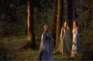 Galadriel en Lórien, con dos damas élficas