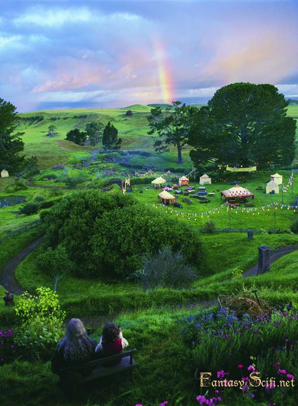 Gandalf y Bilbo observan el atardecer en Hobbiton
